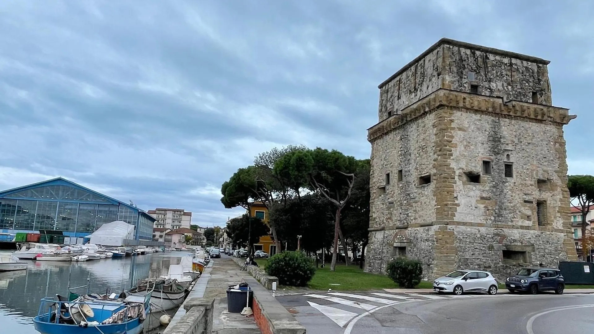La Brezza Viareggina A 500 Mt Dal Mare, Dal Carnevale E Dagli Stabilimenti Balneari contacts